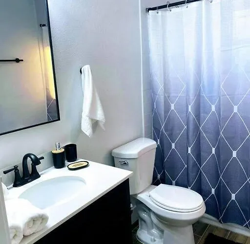 Holiday home Retreat - 2 Bedroom With King-size Bed - 3 Smart Tvs - 10 Min From Airp - Unit A