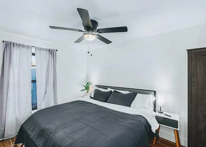 Retreat - 2 Bedroom With King-size Bed - 3 Smart Tvs - 10 Min From Airp - Unit A Holiday home Phoenix