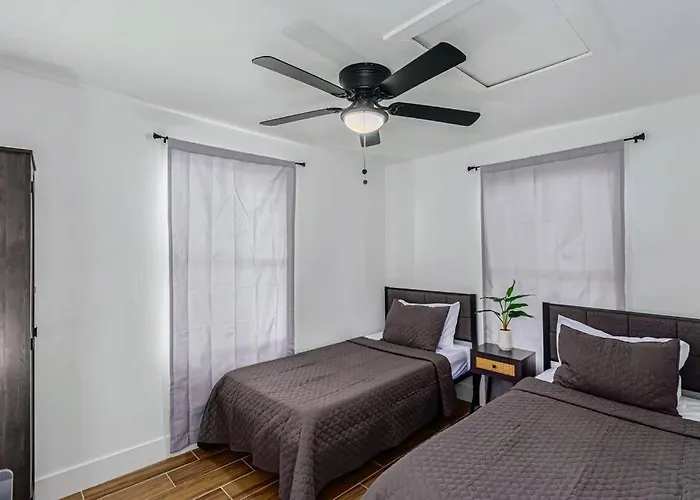 Retreat - 2 Bedroom With King-size Bed - 3 Smart Tvs - 10 Min From Airp - Unit A Holiday home