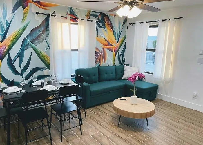 Retreat - 2 Bedroom With King-size Bed - 3 Smart Tvs - 10 Min From Airp - Unit A *