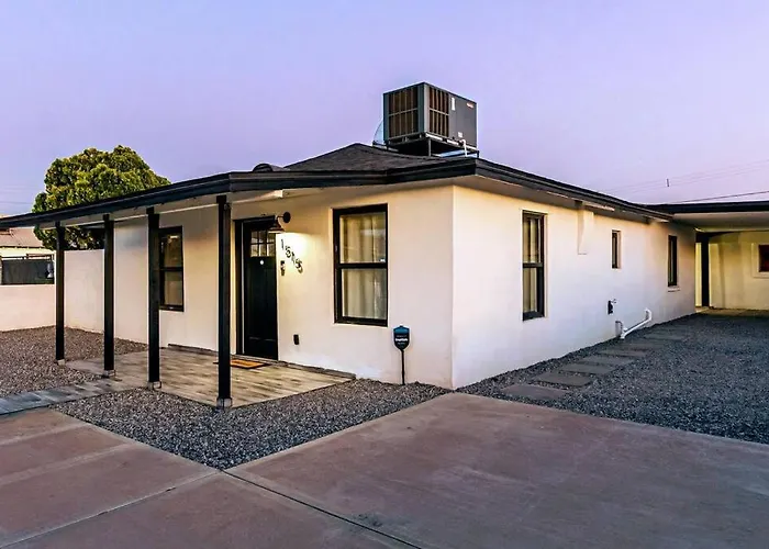 Holiday home Retreat - 2 Bedroom With King-size Bed - 3 Smart Tvs - 10 Min From Airp - Unit A