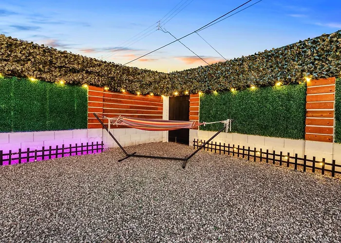 Retreat - 2 Bedroom With King-size Bed - 3 Smart Tvs - 10 Min From Airp - Unit A Holiday home